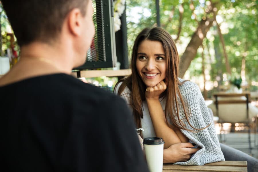 Confiar em alguém que ainda mantém contato com o ex pode ser uma situação complicada em um relacionamento.