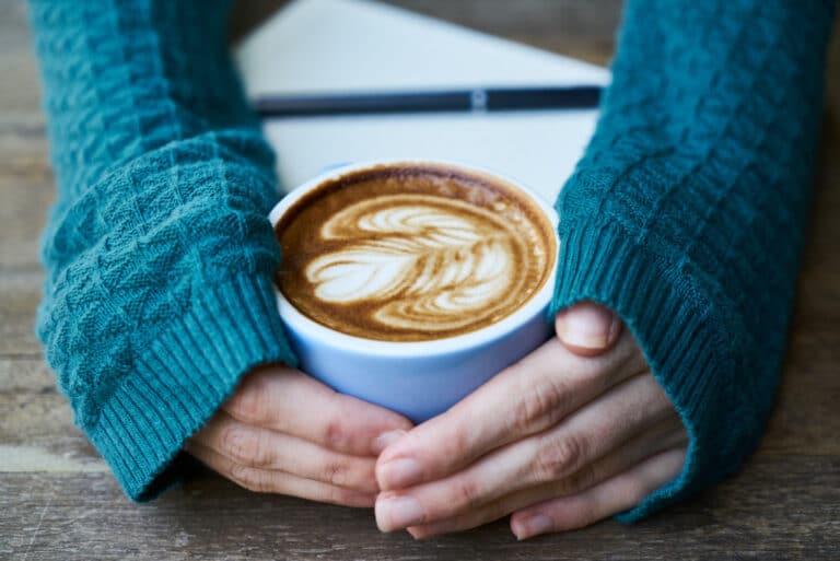 Café no inverno: como a bebida aquece o corpo e a alma nos dias mais frios?