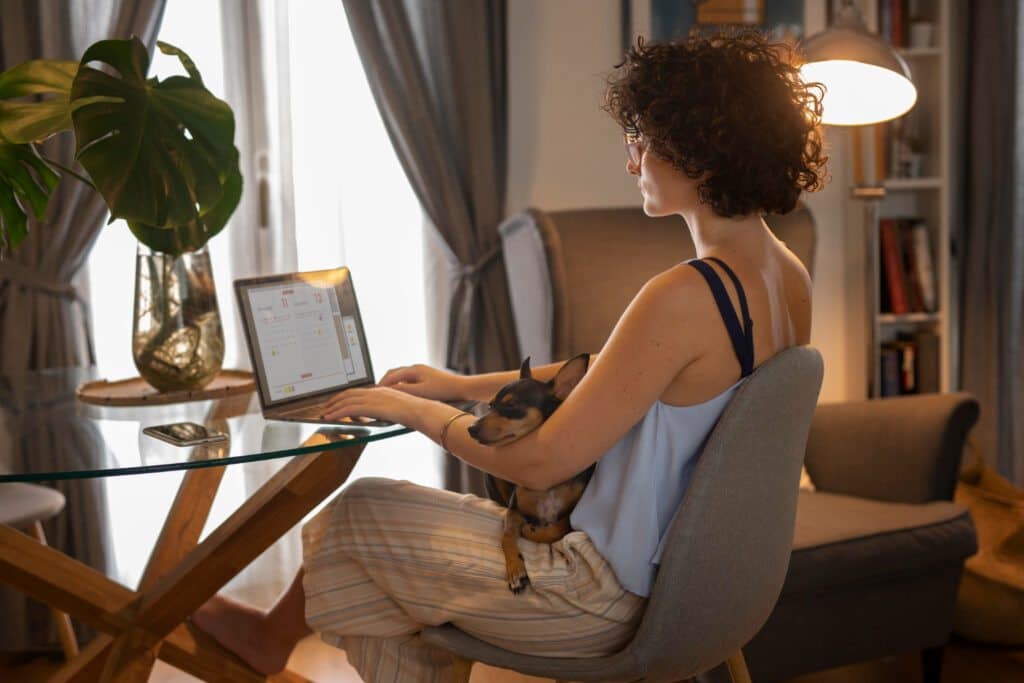 Trabalho híbrido e o impacto nos escritórios: o que muda no dia a dia?