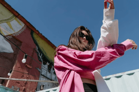 Dicas para combinar diferentes peças em looks casuais e elegantes