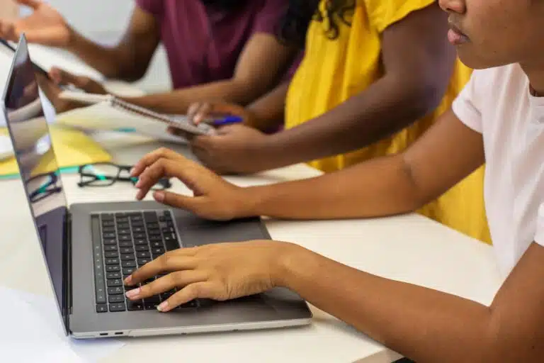 Do básico ao avançado: por que aprender informática online ainda é essencial para o mercado de trabalho?
