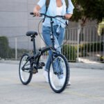 As bicicletas dobráveis vêm ganhando cada vez mais espaço no cotidiano das grandes cidades. Práticas, versáteis e ideais para quem enfrenta deslocamentos curtos ou precisa combinar o pedal com outros meios de transporte, elas representam uma solução inteligente para a mobilidade urbana. Se você está em busca da melhor opção, o site Bicicleta Promoção pode ser um ótimo ponto de partida, com recomendações e análises completas sobre diversos modelos disponíveis no mercado. Neste guia completo, vamos mostrar tudo o que você precisa saber para escolher uma bicicleta dobrável urbana que se encaixe no seu estilo de vida. Desde os principais critérios técnicos até dicas de uso e manutenção, aqui você encontra as informações mais relevantes para fazer uma compra segura e satisfatória. Por que escolher uma bicicleta dobrável para uso urbano? As bicicletas dobráveis foram desenvolvidas para atender à rotina dinâmica das cidades. Seu principal diferencial está na capacidade de compactação, permitindo que sejam carregadas facilmente em elevadores, ônibus, metrô e até guardadas embaixo da mesa no trabalho ou em pequenos espaços residenciais. Além disso, esse tipo de bike proporciona: Economia de tempo e dinheiro com transporte; Sustentabilidade, por ser uma alternativa limpa e silenciosa; Praticidade, sobretudo em trajetos curtos ou com trânsito intenso; Portabilidade, ideal para quem precisa carregar a bike com frequência. O que considerar antes de comprar uma bicicleta dobrável? Na hora de escolher uma bicicleta dobrável urbana, é importante avaliar diversos aspectos. A seguir, destacamos os principais: 1. Tamanho da roda O tamanho da roda influencia diretamente na estabilidade, agilidade e no conforto do pedal. Os tamanhos mais comuns em bicicletas dobráveis são: 16 polegadas: mais compactas, leves e fáceis de transportar, porém menos estáveis; 20 polegadas: equilíbrio entre portabilidade e conforto na pedalada, ideal para a cidade; 24 ou 26 polegadas: mais próximas de bikes convencionais, porém maiores quando dobradas. 2. Peso da bicicleta O peso da bike impacta na facilidade de transporte após dobrada. Modelos leves (entre 10 e 13 kg) são ideais para quem vai carregar a bicicleta frequentemente. O peso está diretamente ligado ao tipo de material utilizado no quadro, como: Alumínio: leve, resistente à corrosão e ideal para o uso urbano; Aço carbono: mais barato e resistente, mas também mais pesado; Fibra de carbono: extremamente leve, porém com custo elevado e mais frágil em impactos. 3. Sistema de dobragem Nem todas as bicicletas dobráveis têm o mesmo sistema de fechamento. Avalie se o mecanismo é: Rápido e simples (ideal para o dia a dia); Seguro, com travas reforçadas para evitar acidentes; Compacto, permitindo que a bike dobrada ocupe o menor espaço possível. Dê preferência a modelos que dobram em até três etapas e que possam ser empurrados como um carrinho quando fechados. 4. Transmissão e marchas O número de marchas pode variar entre modelos. Se sua cidade tem muitos aclives ou você deseja mais conforto na pedalada, opte por uma bike com: 3 a 7 marchas, que já garantem boa performance urbana; Câmbios Shimano são populares e fáceis de encontrar manutenção. Bikes com transmissão interna no cubo (hub gears) também são boas alternativas, pois exigem menos manutenção. 5. Conforto e ergonomia Itens como selim acolchoado, guidão ajustável e posição de pedalada adequada fazem toda a diferença na experiência. Verifique se a bike possui: Ajuste de altura no selim e no guidão; Suspensão dianteira ou canote com amortecimento (opcional, mas interessante); Geometria urbana, com postura ereta que favorece a visibilidade no trânsito. Recursos extras que fazem diferença Além dos aspectos técnicos, existem recursos adicionais que tornam a bicicleta dobrável ainda mais funcional no dia a dia: Bagageiro traseiro ou dianteiro; Paralamas para dias de chuva; Luzes LED integradas ou refletores; Suporte para garrafa d’água; Pneus reforçados contra furos. Esses detalhes podem parecer simples, mas fazem diferença no conforto e na segurança da pedalada urbana. Dicas de uso e manutenção da sua bicicleta dobrável Transporte no transporte público Verifique as regras da sua cidade para transporte de bikes em ônibus e metrô. Muitas exigem que a bicicleta esteja dobrada e acondicionada em uma capa. Armazenamento Evite deixar a bicicleta exposta ao tempo. Mesmo com materiais resistentes, a umidade pode comprometer a durabilidade dos componentes. Manutenção preventiva Faça revisões periódicas para garantir o bom funcionamento da bike. Alguns cuidados importantes incluem: Lubrificação da corrente a cada 15 dias ou após contato com chuva; Calibragem dos pneus semanalmente; Ajuste das marchas e freios quando necessário; Verificação das dobradiças e travas. Bicicleta dobrável vale a pena para você? Se você: Precisa de mobilidade ágil e flexível na cidade; Tem pouco espaço para guardar a bicicleta; Deseja combinar bicicleta com outros meios de transporte; Busca uma solução prática, econômica e sustentável; … então a bicicleta dobrável urbana é uma excelente escolha! No site Bicicleta Promoção, você encontra comparativos e análises dos modelos mais recomendados do mercado, com foco em custo-benefício, durabilidade e praticidade. Aproveite para consultar avaliações de usuários reais, tabelas de especificações técnicas e sugestões de onde comprar com desconto. A bicicleta dobrável urbana é uma excelente alternativa para quem busca praticidade no dia a dia sem abrir mão da mobilidade. Com atenção a detalhes como tamanho das rodas, peso, tipo de dobragem e número de marchas, é possível encontrar o modelo ideal para sua rotina. E, para facilitar sua jornada de compra, o site Bicicleta Promoção reúne tudo o que você precisa para fazer uma escolha acertada e começar a pedalar com mais liberdade. Escolha com consciência, invista em qualidade e aproveite o melhor da mobilidade urbana com uma bike que cabe no seu estilo de vida.
