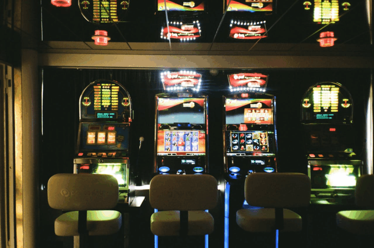 Guia sobre jogos de jackpot online: mecânicas, estratégias de risco e regulamentação