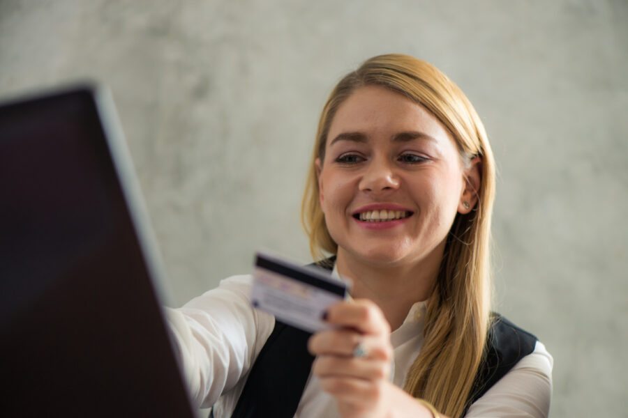 Tem como pagar boleto com cartão de crédito? Entenda como funciona na prática
