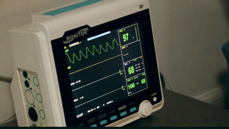 Nobreak para equipamentos médicos: o que considerar na Feira Hospitalar